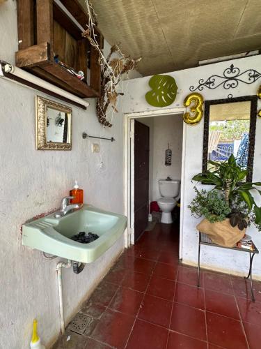 康塞普西翁德阿塔科Casaca的一间带绿色水槽和卫生间的浴室