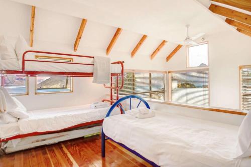 皇后镇Ruby's Fernhill Vista的一间卧室设有两张双层床和一扇窗户。