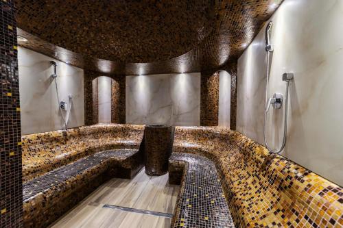 鲁马波克瓦克酒店的设有带大浴缸和淋浴的浴室