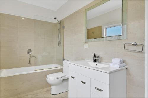 奥兰治Kinross Cottage Close to CBD Comfy & Convenient的一间带水槽、卫生间和镜子的浴室