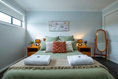 达博Cosy Retreat on Naman - Private & Convenient的一间卧室配有一张大床和两个枕头
