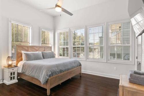 新奥尔良Modern pristine stunning 2BD Garden District Apt的一间卧室,配有一张床和一束窗户