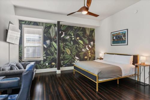 新奥尔良Stylish 2-Bedroom Apartment in Garden District的一间卧室配有一张床和一张沙发