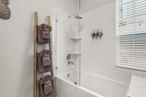 新奥尔良Stylish 2-Bedroom Apartment in Garden District的带淋浴的浴室和玻璃门