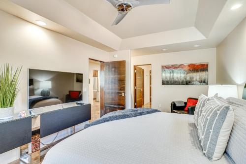 塞多纳Modern Sedona Guesthouse with Patio, Walk to Trails!的卧室配有白色的床和镜子