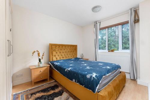 CheamTranquility的一间卧室配有一张带蓝色毯子的床