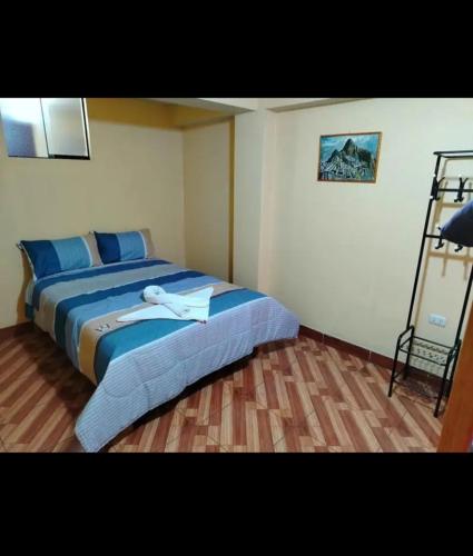 库斯科Home Dreams Cusco的一间卧室配有一张白色长袍的床