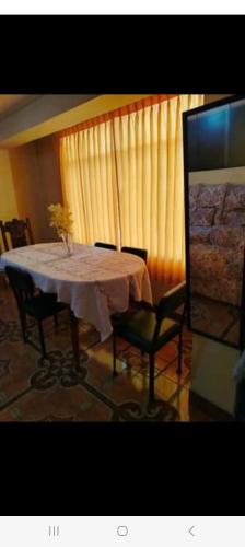 库斯科Home Dreams Cusco的一间带桌子和两把椅子的用餐室
