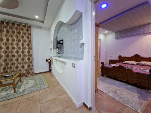 DjerbaRésidence Karim的一间带床的客厅和通往卧室的楼梯