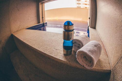 巴西利亚Cullinan Hplus Premium Flat Vip的带毛巾的浴室里的蓝色和金色热液