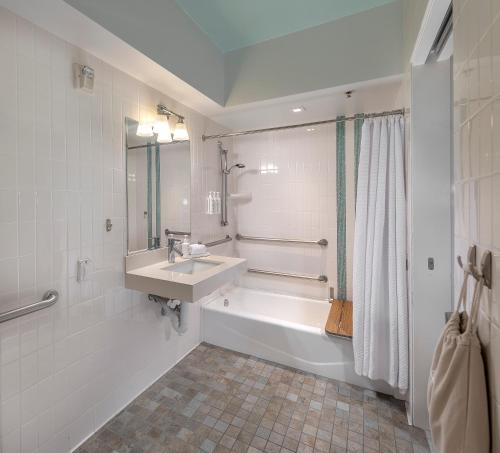 圣巴巴拉Riviera Beach House的带浴缸、水槽和淋浴的浴室
