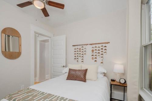 阿普尔顿Teal的白色卧室配有床和吊扇