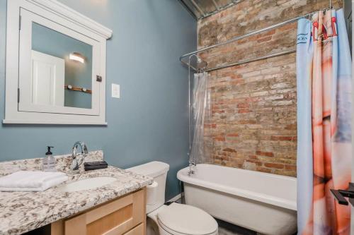 阿普尔顿ᴘɪɴʙᴀʟʟ ᴘᴇɴᴛʜᴏᴜꜱᴇ的一间带水槽和砖墙的浴室