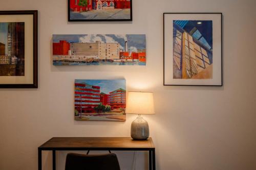 尼纳Luxury Downtown Flat的墙上一张桌子,上面有灯和照片