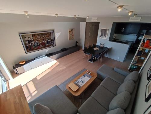 奥斯陆Barcode Oslo - Two-bedroom Apartment in Central Oslo的客厅享有高空美景,配有沙发和桌子