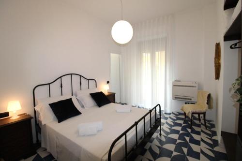 陶尔米纳C’est la vie TAORMINA的卧室配有一张大床,铺有蓝色和白色的地板