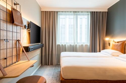 舍讷费尔德Moxy Berlin Airport的酒店客房设有两张床和电视。