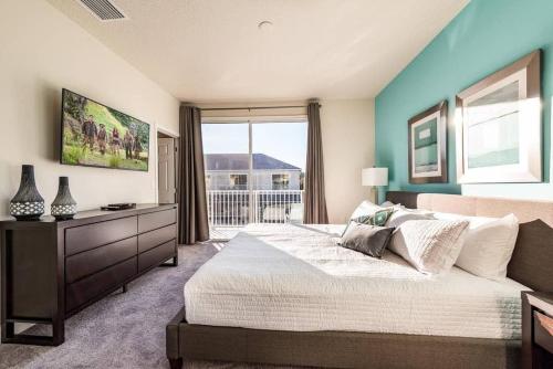 奥兰多Super cozy home with private pool的一间卧室设有一张大床和一个窗户。