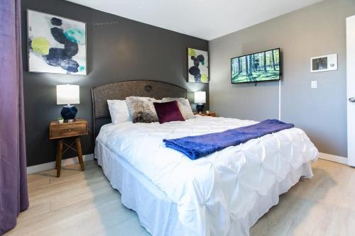 圣地亚哥Healthcare-Professionals-King-FreeParking-Wifi-Pet的一间卧室配有一张带白色床单的大床