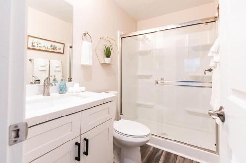 圣地亚哥NorthPark-Professionals-Restaurants-King-Park-WiFi的白色的浴室设有卫生间和淋浴。