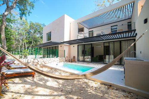 图卢姆Brand NEW! Tulum Jungle Villa with private pool的房屋前的吊床,带游泳池