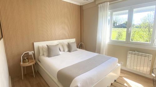 维戈SAMIL PLAYA的卧室配有一张大白色床和窗户