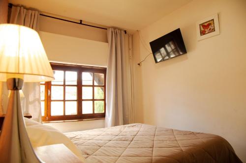 埃斯克尔HOSTERIA AKINO的一间卧室设有一张床和一个窗口