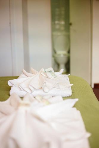 埃斯克尔HOSTERIA AKINO的一张桌子上摆着的一堆白色毛巾