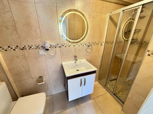 博兹贾阿达岛Ada Olympos Otel的一间带水槽和淋浴的浴室