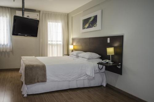 卡希亚斯公爵城勃朗峰公寓酒店-杜克卡西亚斯的一间卧室配有一张床和一台平面电视