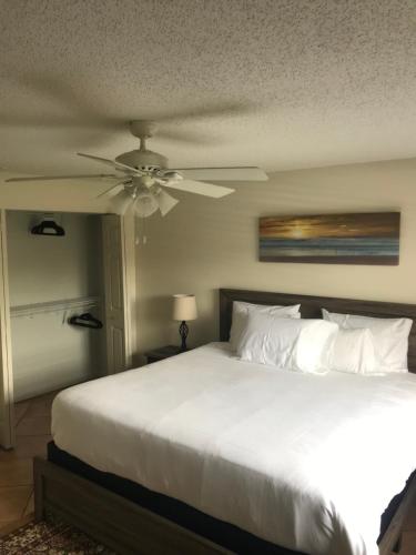 墨尔本Kelli’s Sunset Getaway的卧室配有白色的床和吊扇