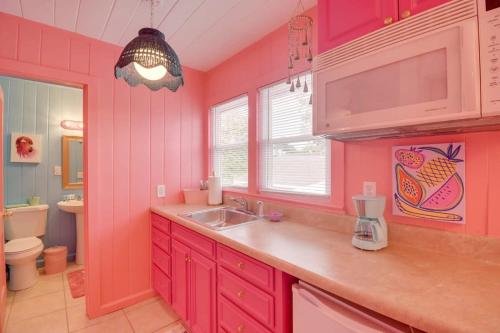 默特尔比奇Inn the Pink One-in-a-Million Vacation Home的粉红色的厨房设有水槽和卫生间
