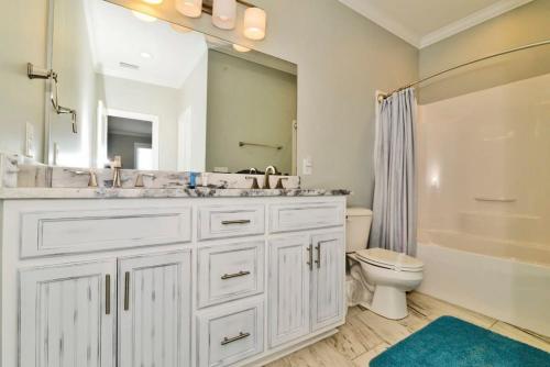 默特尔比奇Anchor Down Luxury Ocean View Beach House w Pool的白色的浴室设有水槽和卫生间。
