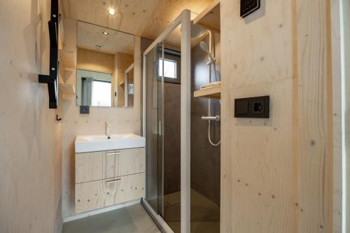 韦斯特卡佩勒Hello Zeeland - Tiny House Zeeuwse Liefde 6的带淋浴和盥洗盆的浴室