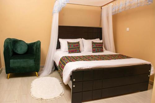 金贾ZET HOLDINGS的一间卧室配有一张床和一把绿色椅子