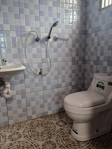金贾ZET HOLDINGS的带淋浴、卫生间和盥洗盆的浴室