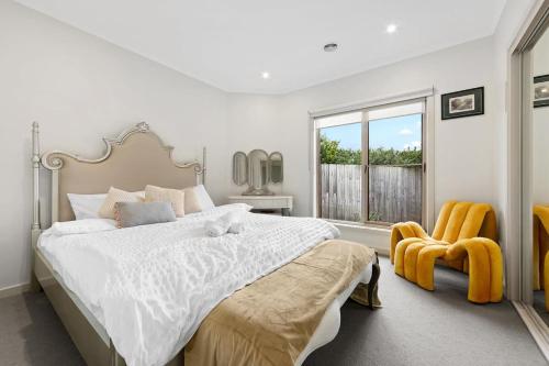 查斯顿3BR Townhouse 7km to Chadstone的白色的卧室设有一张大床和一个窗户