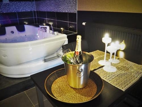 沙勒罗瓦Symbiose hotel的带浴缸和桌子及桶的浴室