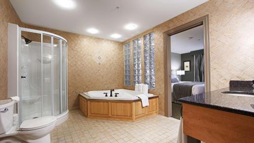 伍德斯托克Best Western Plus Woodstock Hotel Conference Centre的带浴缸、淋浴和卫生间的浴室