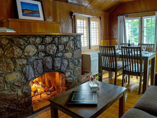 贾斯珀特卡若旅舍的客厅设有石制壁炉和桌子。