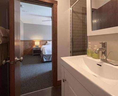 贾斯珀特卡若旅舍的一间带水槽的浴室和一间带床的房间