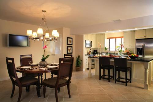 圣巴巴拉西海滩海滨宾馆的用餐室以及带桌椅的厨房。
