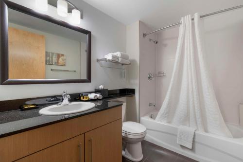萨斯卡通Best Western Plus Airport Inn & Suites的一间带水槽、卫生间和淋浴的浴室