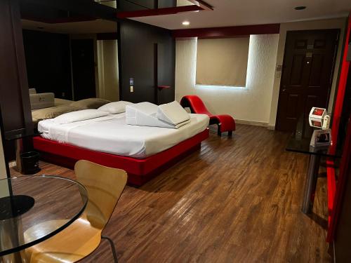 奥科约阿卡克Suites & Villas Real Hacienda的酒店客房带一张床、一张桌子和椅子