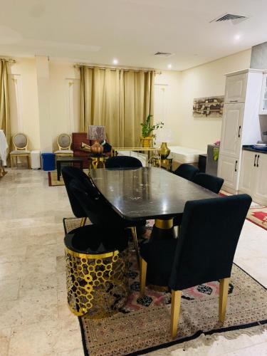 ‘Ūd al BayḑāʼArsaad villa apparments的一间带桌椅的用餐室