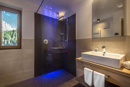 拉维拉普拉德多洛米蒂木屋公寓酒店的一间带水槽和淋浴的浴室