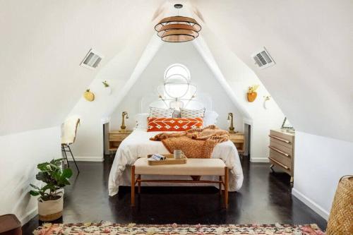 亚特兰大Penthouse Lux的阁楼卧室配有床