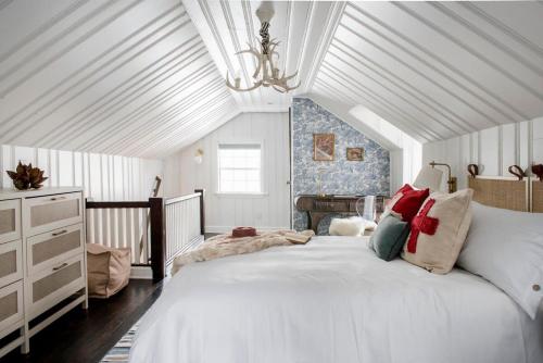 亚特兰大Triple Crown的卧室配有一张带吊灯的大型白色床。