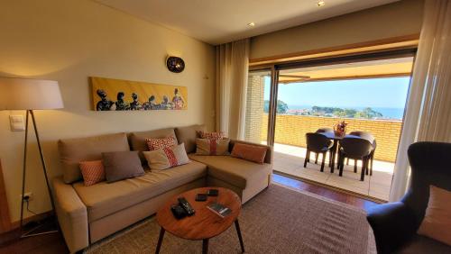 加亚新城Casa da Praia的客厅配有沙发和桌子