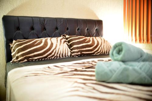 里约热内卢Vista Mar Luxo Copacabana的一张带黑色床头板的床和两个枕头